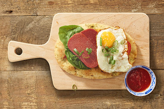 recept-luncheon-meat-foccacia-gebakken-ei-saus-hout